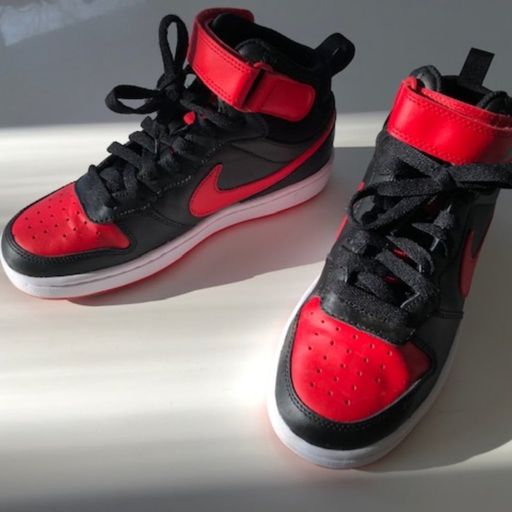 Boys Nike Court Borough Mid 2 in size 4Y